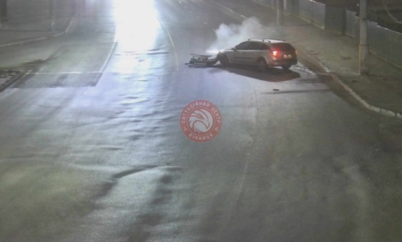 У Вінниці п'яний водій вночі протаранив автомобілем електропору
