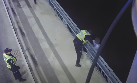 У Вінниці патрульні та нацгвардійці врятували жінку, яка намагалася стрибнути з Київського мосту