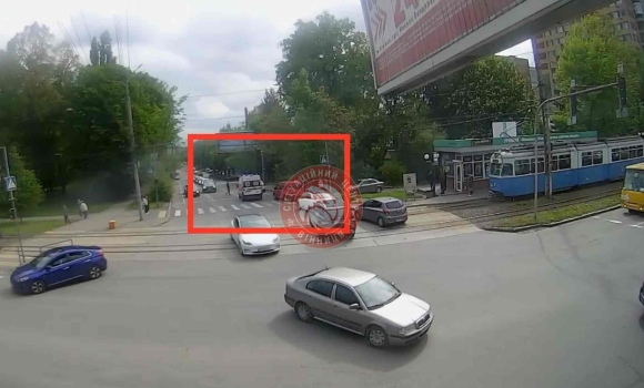 У Вінниці під колеса авто потрапили одразу дві дитини