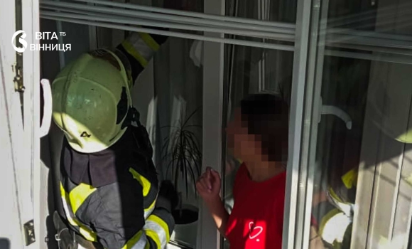 У Вінниці півторарічна дитина випадково зачинила маму на балконі У Вінниці півторарічна дитина випадково зачинила маму на балконі