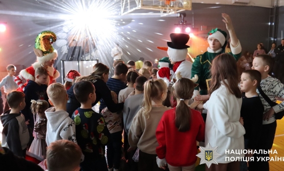 У Вінниці поліцейські подарували дітям справжнє Новорічне свято