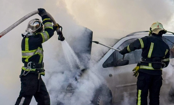 У Вінниці посеред білого дня загорівся легковик