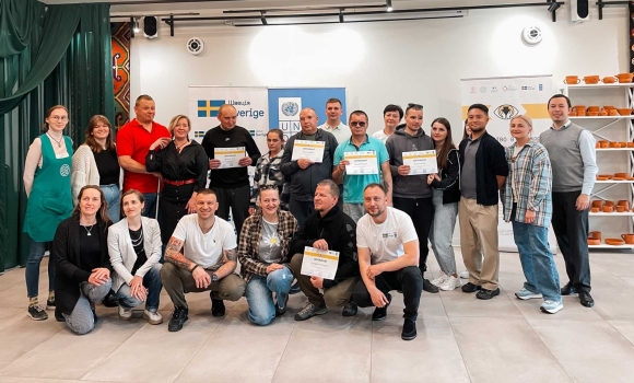 У Вінниці презентували виставку кераміки, створеної ветеранами, які втратили зір на війні