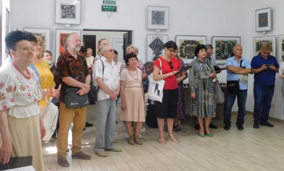 У Вінниці презентували виставку «Світ, у якому я живу» відомого майстра витинанки