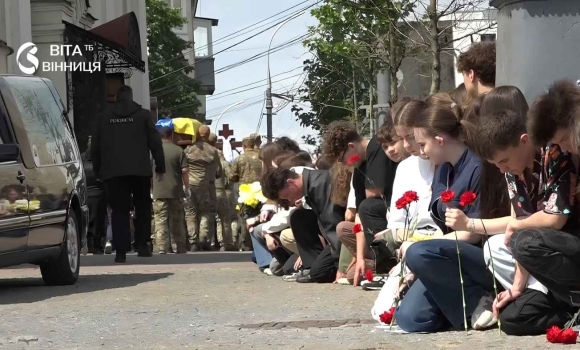 У Вінниці прощалися з 22-річним спецпризначенцем Єгором Басюком та воїном Олексієм Варчаком