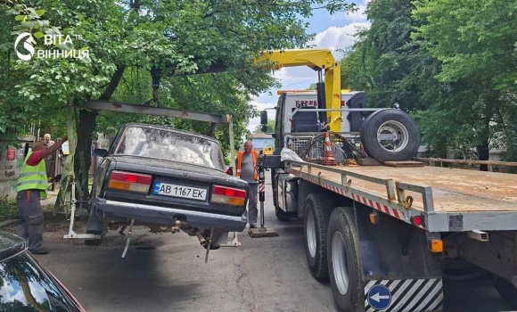 У Вінниці прибрали ще два покинуті автомобілі з вулиць міста