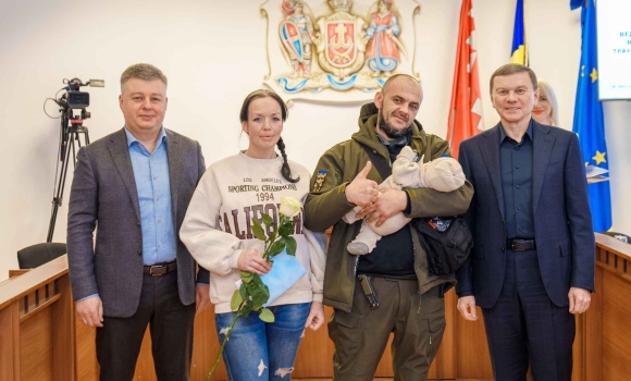 У Вінниці привітали матерів та батьків, у яких народилися малюки на Різдво та Новий рік