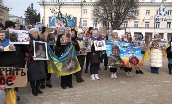 У Вінниці рідні і друзі загиблих та зниклих безвісти захисників України створили живий герб пам'яті