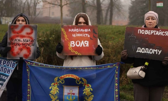 У Вінниці родичі військовополонених вийшли на мирну акцію підтримки