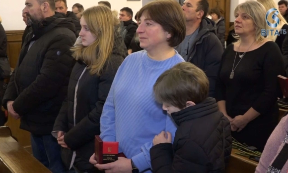  У Вінниці родинам полеглих Азовців вручили посмертну відзнаку Хрест Героя