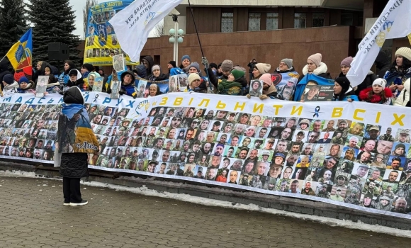 У Вінниці розгорнули найбільший в Україні прапор із фотографіями військовополонених