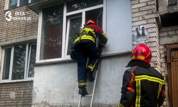 У Вінниці рятувальники допомогли літній жінці, яка не могла самостійно відчинити двері