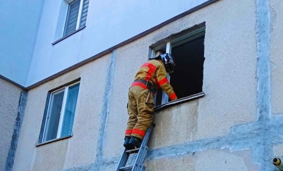 У Вінниці рятувальники “штурмували” квартиру через вікно, щоб врятувати 85-річну жінку