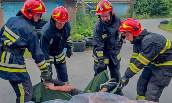 У Вінниці рятувальники витягали чоловіка з канави