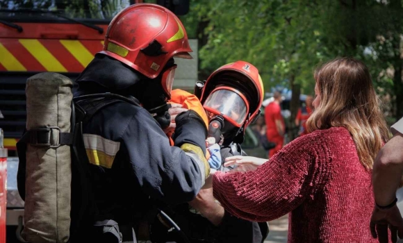 У Вінниці рятувальники вивели з охопленого димом під'їзду немовля та врятували літню жінку