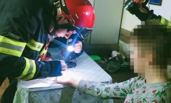 У Вінниці рятувальники знімали кришку від пляшки з пальця 12-річного хлопчика