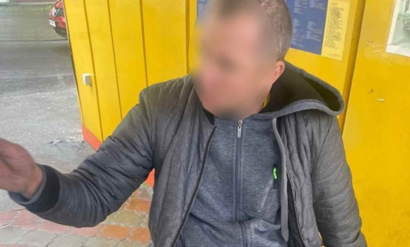 У Вінниці серед білого дня п'яний хуліган нецензурно лаявся та чіплявся до людей