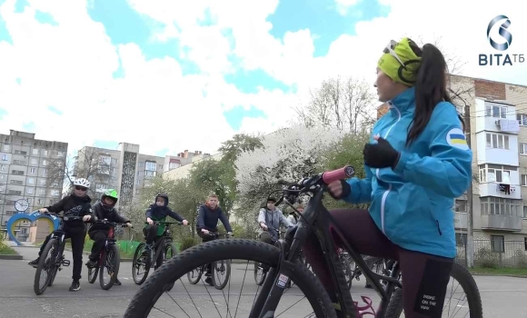 У Вінниці школярі опановують ази безпечного велоруху від правильного старту до їзди в колоні