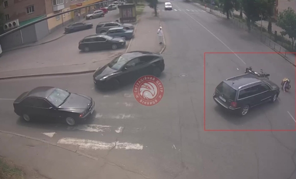 У Вінниці зіткнулись легковик і мотоцикл служби доставки