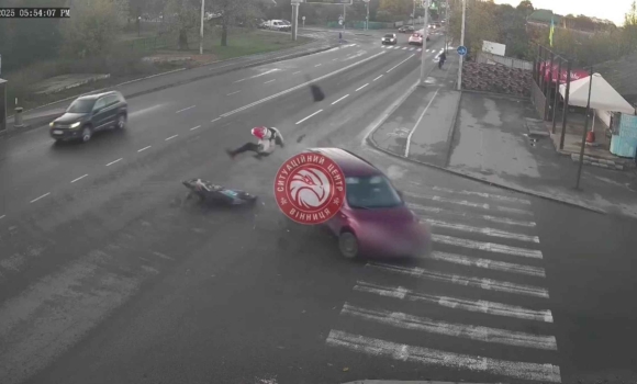 У Вінниці сталась ДТП за участю легковика та мотоцикла