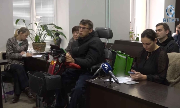 У Вінниці судять клієнтку, яка погрожувала пістолетом кур’єру з інвалідністю У Вінниці судять клієнтку, яка погрожувала пістолетом кур’єру з інвалідністю