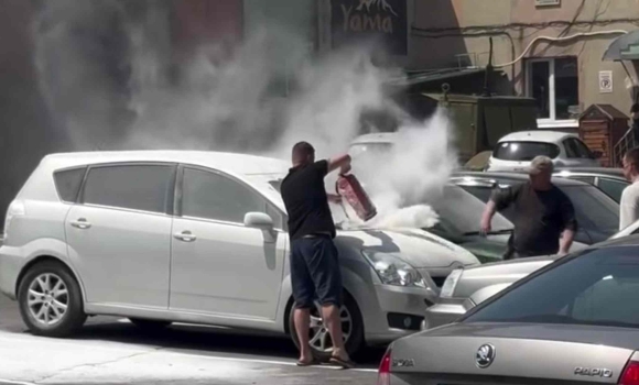 У Вінниці телефон залишений в салоні ледь не спалив автівку
