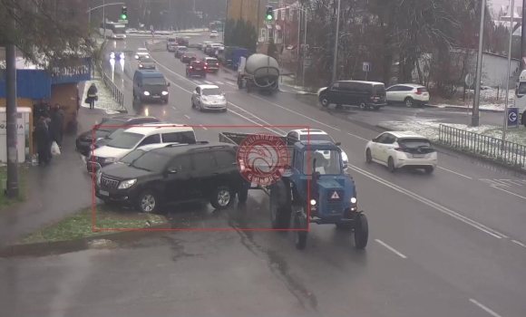 У Вінниці трактор зачепив припарковану Toyota