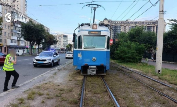 У Вінниці трамвай збив пішохода, який перетинав колії у невстановленому місці