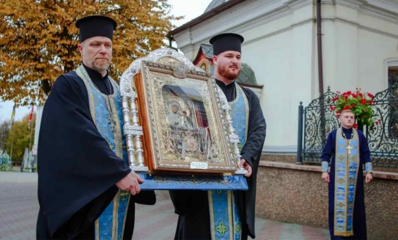 У Вінниці урочисто зустріли чудотворну мироточиву ікону Пресвятої Богородиці