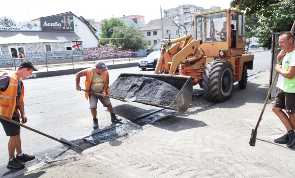 У Вінниці усувають асфальтові напливи, які утворила на дорогах аномальна літня спека