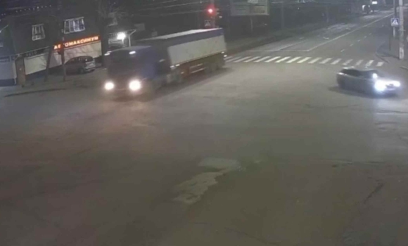 У Вінниці вантажівка вночі збила на смерть необережного пішохода