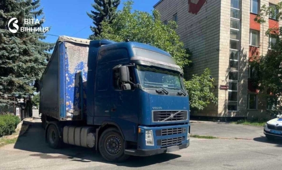 У Вінниці вантажний автомобіль здійснив наїзд на пішохода потерпілий у лікарні У Вінниці вантажний автомобіль здійснив наїзд на пішохода потерпілий у лікарні