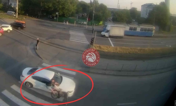 У Вінниці велосипедист на перехресті влетів у легковик