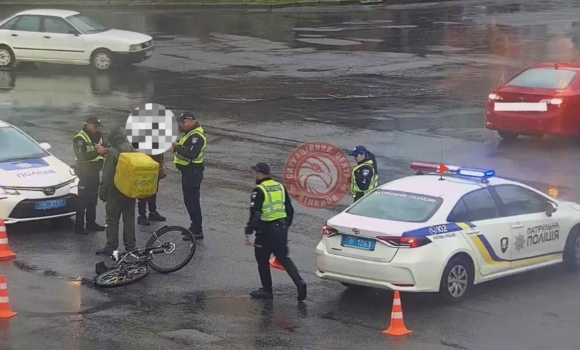 У Вінниці велосипедиста служби доставки збило попутне авто