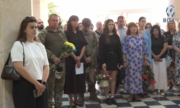 У Вінниці відкрили меморіальну дошку на честь загиблого воїна Артема Іванішина