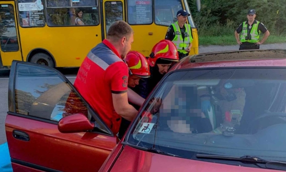 У Вінниці внаслідок ДТП одного з водіїв затиснуло в салоні