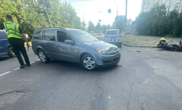 У Вінниці внаслідок зіткнення авто та мотоцикла госпіталізували 17-річного водія двоколісного