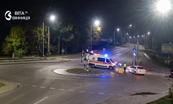 У Вінниці вночі авто знесло опору освітлення водій виявився напідпитку У Вінниці вночі авто знесло опору освітлення водій виявився напідпитку