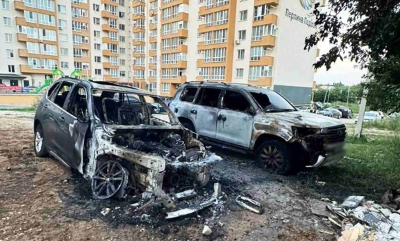 У Вінниці вночі вщент вигоріли TOYOTA та BMW, поліція розслідує підпал автомобілів