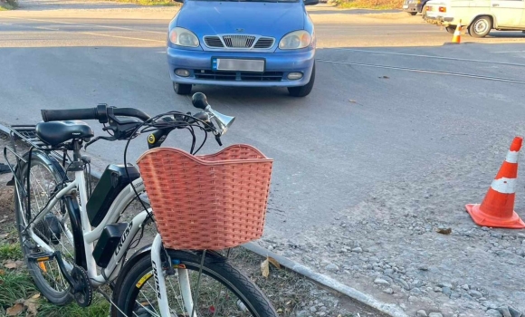 У Вінниці водій автомобіля Daewoo збив велосипедистку, яка рухалась по велосипедній доріжці