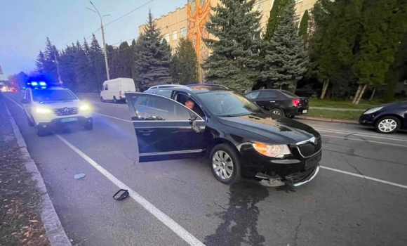 У Вінниці водій автомобіля Skoda збив 14-річну дівчинку, яка раптово вийшла на дорогу