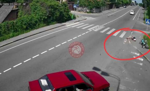 У Вінниці водій автомобіля ВАЗ зніс з дороги мотоцикліста
