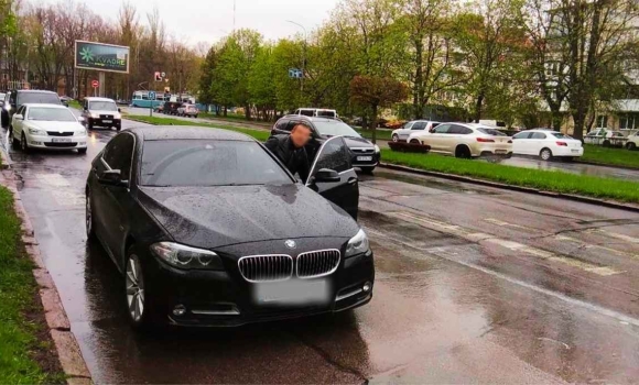 У Вінниці водій BMW напав на жінку-інспекторку, коли отримав штраф за неправильне паркування