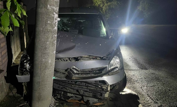У Вінниці водій Citroen, не впоравшись із керуванням, врізався в електроопору