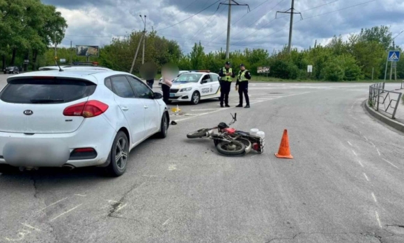У Вінниці водій KIA в'їхав у мопед під керуванням 65-річного вінничанина
