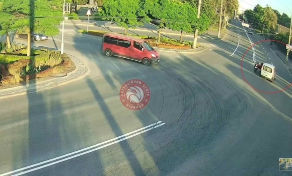 У Вінниці водій легковика збив ввечері мотоцикліста