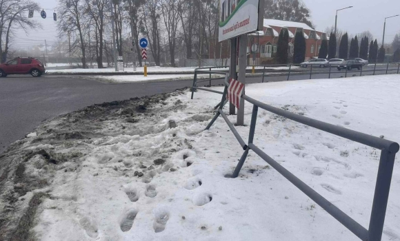 У Вінниці водій не впорався з кермуванням і розтрощив металеве огородження У Вінниці водій не впорався з кермуванням і розтрощив металеве огородження