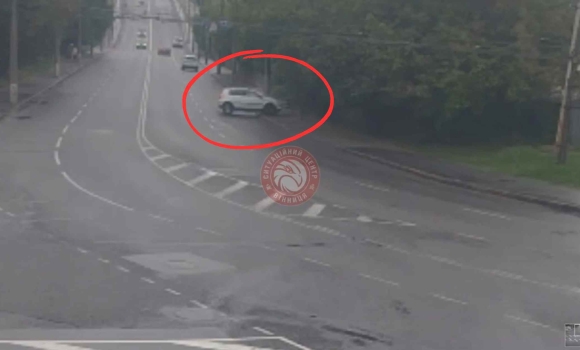 У Вінниці водій протаранив електроопору