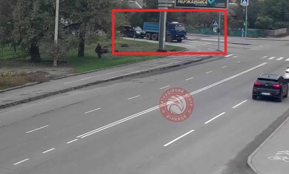 У Вінниці водій вантажівки зачепив легкове авто