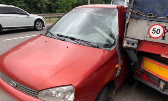 У Вінниці водій ВАЗа зіткнувся з вантажівкою, щоб не протаранити Opel